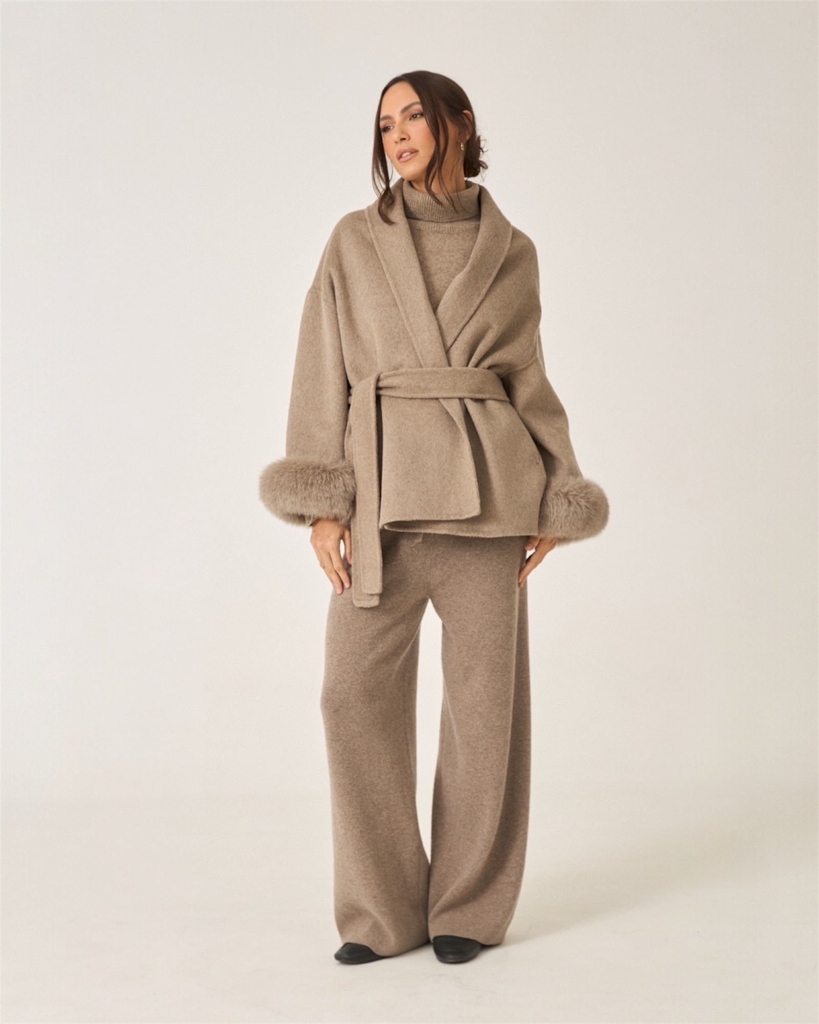 Kurzer Wollmantel mit Fellärmel - THE COPENHAGEN Taupe
